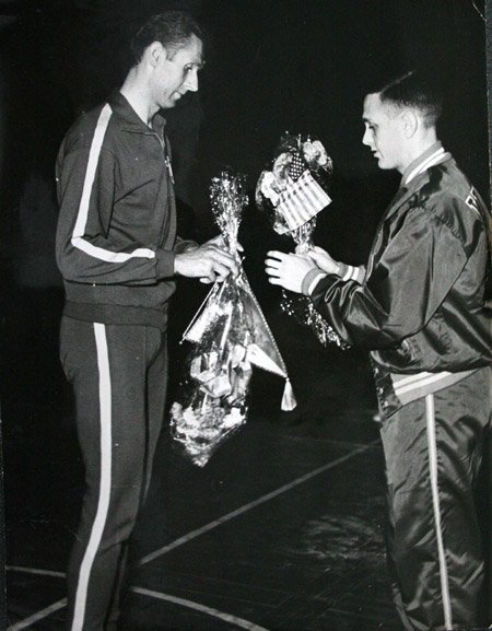 J. Wichowski i kapitan drużyny amerykańskiej wymieniają proporczyki i kwiaty przed meczem Polska – USA w Łodz (1964 r.), kiedy to nasi koszykarze jedyny raz wywgrali z USA 82:73.