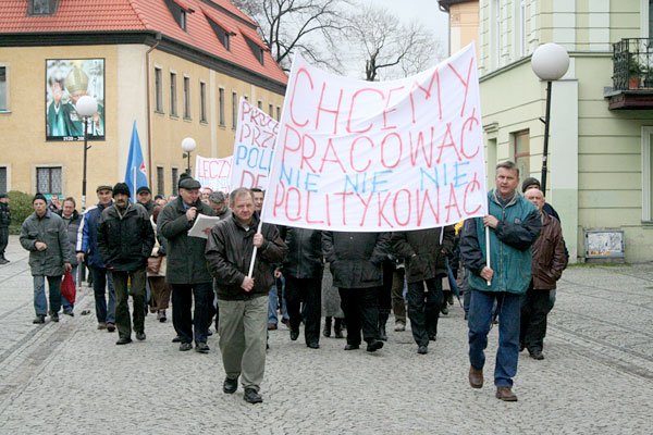 Chęć do pracy związkowcy i załoga Jelfy manifestowali podczas piątkowego protestu.