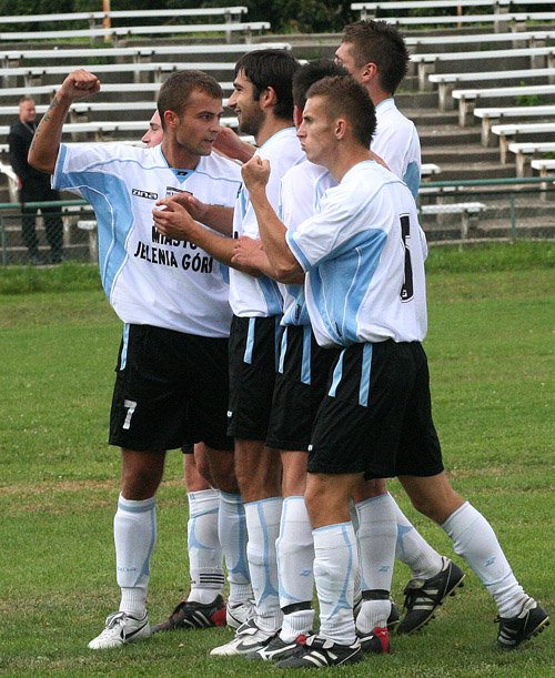wymeczone-zwyciestwo-karkonoszy-w-derbowym-pojedynku-17032