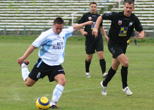 wymeczone-zwyciestwo-karkonoszy-w-derbowym-pojedynku-17032