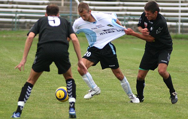 wymeczone-zwyciestwo-karkonoszy-w-derbowym-pojedynku-17032