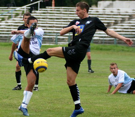 wymeczone-zwyciestwo-karkonoszy-w-derbowym-pojedynku-17032
