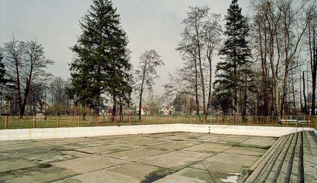 Zdjęcie z jesieni 1999 roku. Dziś basen jest kompletnie zrujnowany.
