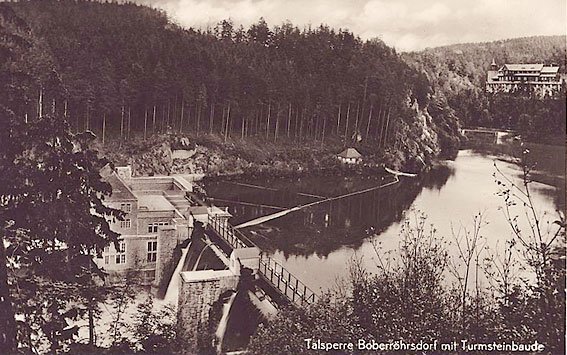 Swoista symbioza przemysłu z naturą: elektrownia wodna Boberroehersdorf, a w tle schronisko Turmsteinbaude.