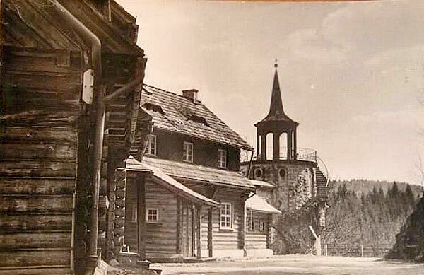 Opuszczone i zaniedbane schronisko w 1950 roku.