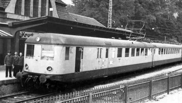 Czy złote czasy dla kolejnictwa karkonoskiego to rzeczywiście tylko przeszłość, do której nie ma powrotu? Na zdjęciu elektryczny pociąg na dworcu w Karpaczu w latach 30. XX wieku.