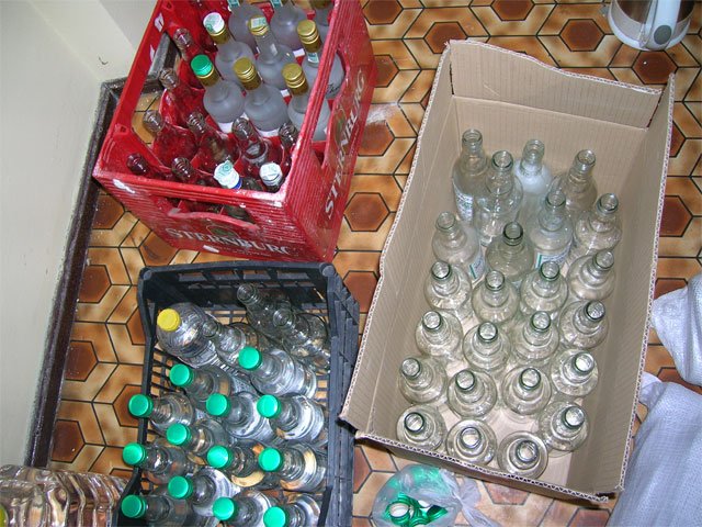 rozlewa-wodke-na-lewo-17280
