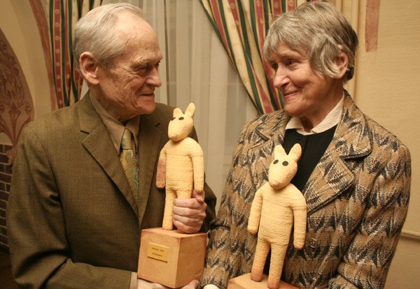 Stanisław Lenartowicz i Hanna Bareja z trufeum festiwalu, Misiami