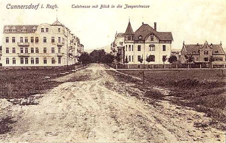 Widok z perspektywy dzisiejszego przystanku na przeciwko małej poczty: mijanka tramwajów.