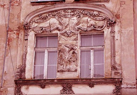 Tonący w zieleni widok na centrum Jeleniej Góry z kamienic przy ul. Wyczółkowskiego. Na pierwszym planie po prawej dzisiejszy PZM.