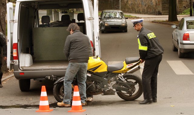 nieuwazny-motocyklista-rozbi-maszyne-17413