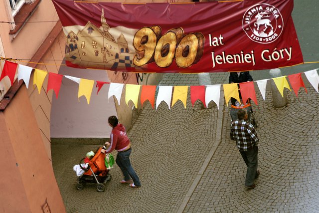 Baner z okazji 900–lecia pojawił się przed placem Ratuszowym dopiero we wrześniu, choć oficjalna inauguracja obchodów urodzin miasta odbyła się w marcu (występ francuskiej grupy Malabar)