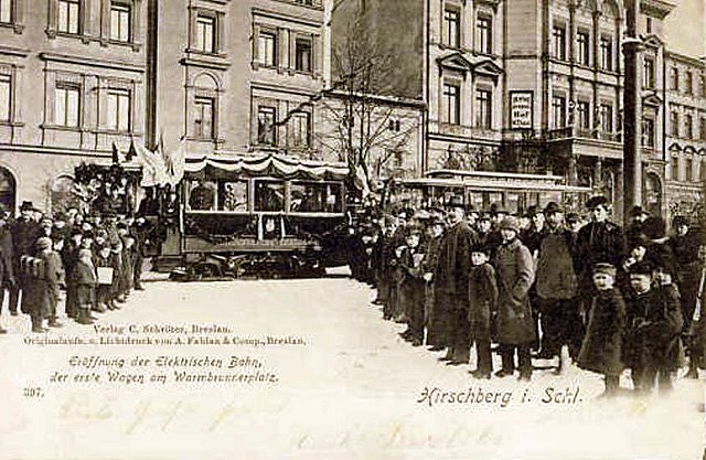 Warmbrunnerplatz (plac Cieplicki) w dniu otwarcia zelektryfikowanej linii tramwajowej.