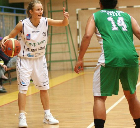 zaskakujaca-obnizka-formy-koszykarek-finepharm-kk-azs-17483