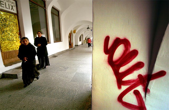 Odświeżone w sierpniu kamieniczki w Rynku długo nie pozostały czyste. A to za sprawą wandali pseudo–grafficiarzy.
