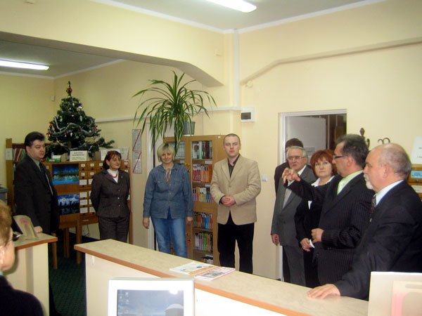 Rajcy podczas odwiedzin biblioteki w DODN.