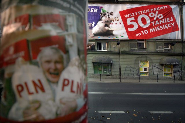 Powieszenie reklamy na budynku JCK to także sposób na podreperowanie budżetu miejskiej placówki kultury.