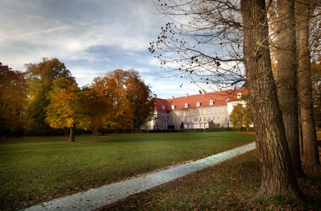 Park Zdrojowy i pałac Schaffgotschów w jesiennej szacie.