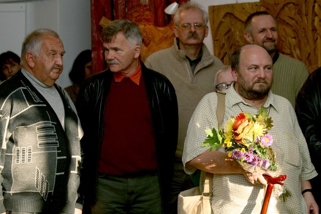 sakralne-rzezby-obok-aktow-w-swiatyni-sztuki-17651