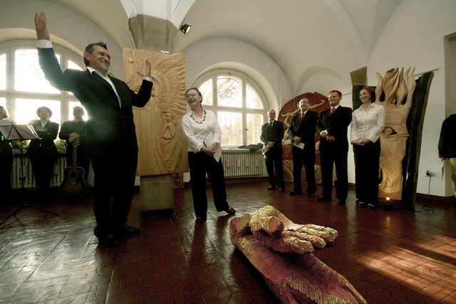 sakralne-rzezby-obok-aktow-w-swiatyni-sztuki-17651