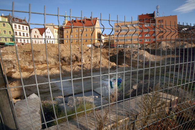 Rozkopane miejsce, w którym niebawem wyrośnie kamienica przy pl. Wyszyńskiego.