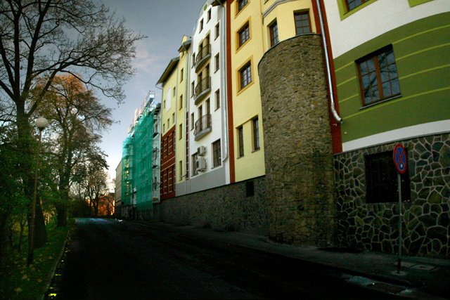 Kamienice na południowej ścianie ulicy Jeleniej zupełnie zmieniły wygląd traktu.