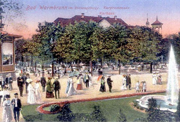 Promenada uzdrowiskowa w parku Zdrojowym w szczycie sezonu na przełomie XIX i XX wieku.