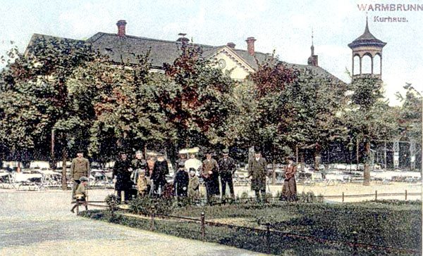 Pamiątkowe zdjęcie z kuracji w Warmbrunn: w tle Dom Zdrojowy. Po kilku przebudowach dziś jest tu pawilon sanatoryjny „Edward”.