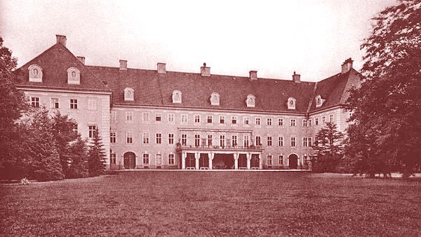 Lata 30. Pałac Schaffgotschów z parkową łąką.