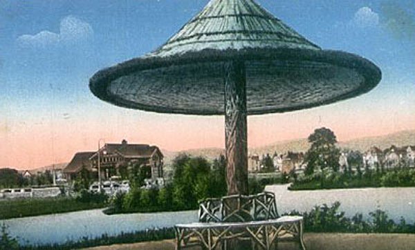 Parasol grzyb przy stawie nieopodal pawilonu Norweskiego. Na drugim planie – sam pawilon.