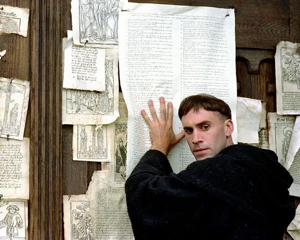 Kadr z filmu o Marcinie Lutrze
