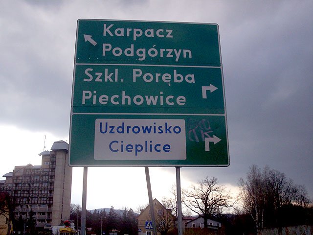 Teraz przyjezdni kierowcy już nie mają problemu z trafieniem z Cieplic do miejscowości Kotliny Jeleniogórskiej. Za to piesi powinni uważać przechodząc obok znaku.