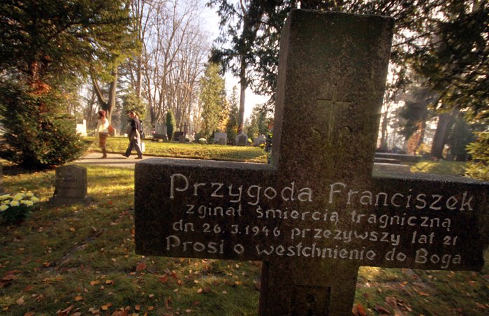 refleksja-nad-przemijaniem-posrod-zniczy-pamieci-17893