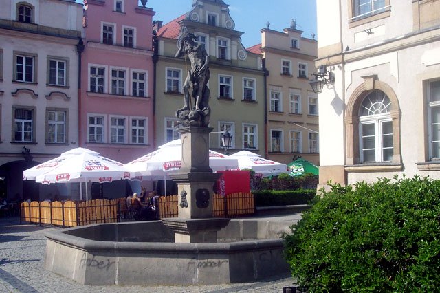 Najpopularniejsza w mieście fontanna z Neptunem. Nieckę oszpecili wandale.