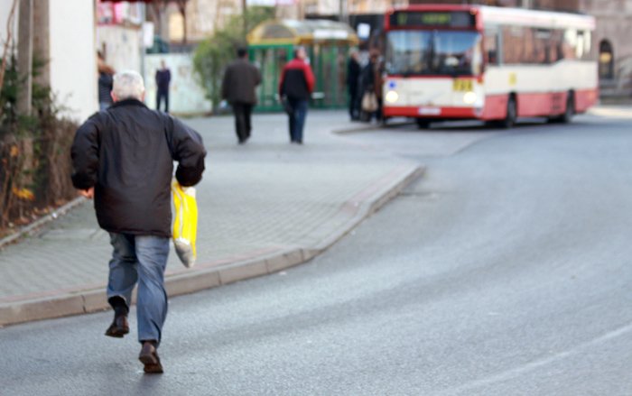 Pasażerowie w Cieplicach muszą pospieszyć się, chcąc złapać autobus. Jeśli ucieknie, na następny nierzadko trzeba czekać nawet pół godziny.