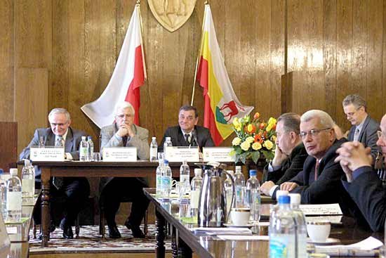 Prezydent z rozbawieniem słucha mowy Roberta Prystroma. Co dalej z KSON – zdecyduje rada miasta.