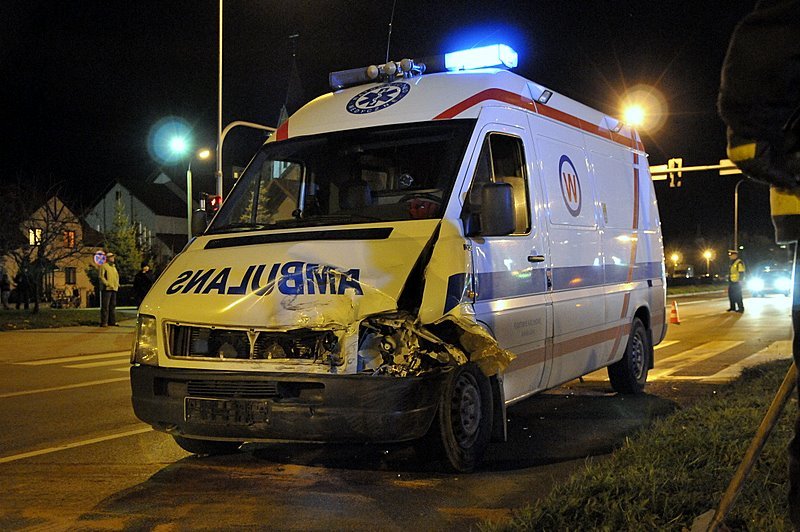 ambulans-w-opaach-sprawca-uciek-18023