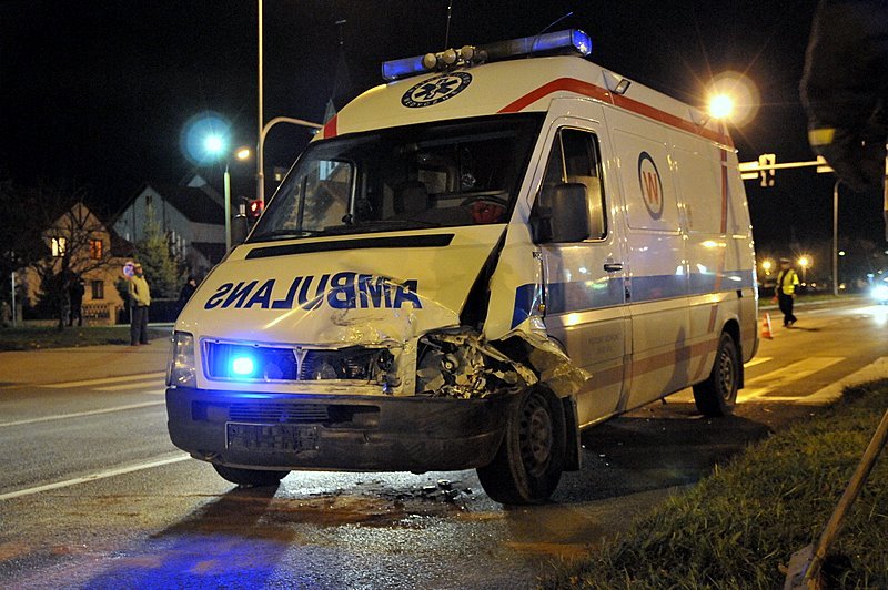 ambulans-w-opaach-sprawca-uciek-18023