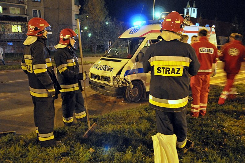 ambulans-w-opaach-sprawca-uciek-18023