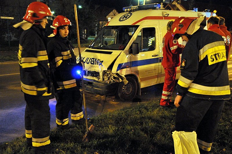 ambulans-w-opaach-sprawca-uciek-18023