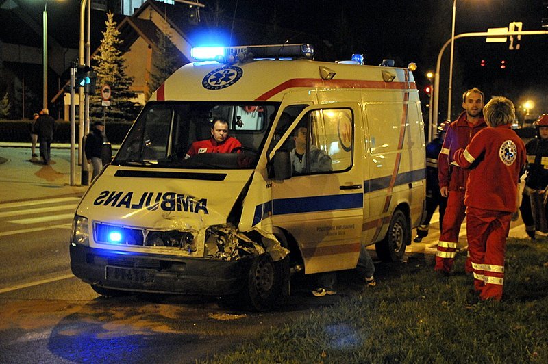 ambulans-w-opaach-sprawca-uciek-18023