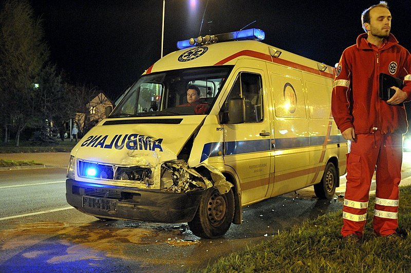 ambulans-w-opaach-sprawca-uciek-18023