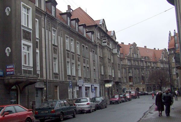 Lwia część kamienic należy w stolicy Karkonoszy do zakładów gospodarki lokalowej.