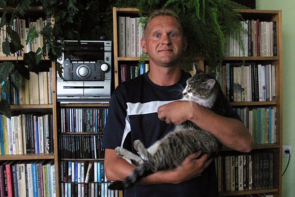 Marek Herzberg ze swoim kotem Malwinką.