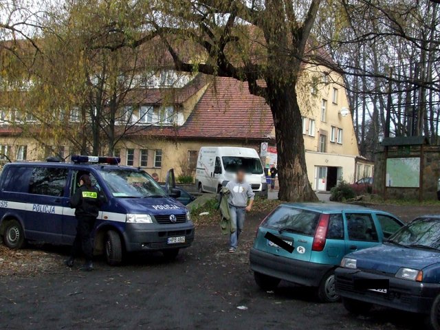 na-pasazu-dla-pieszych-dostawczy-bus-potraci-kobiete-18104