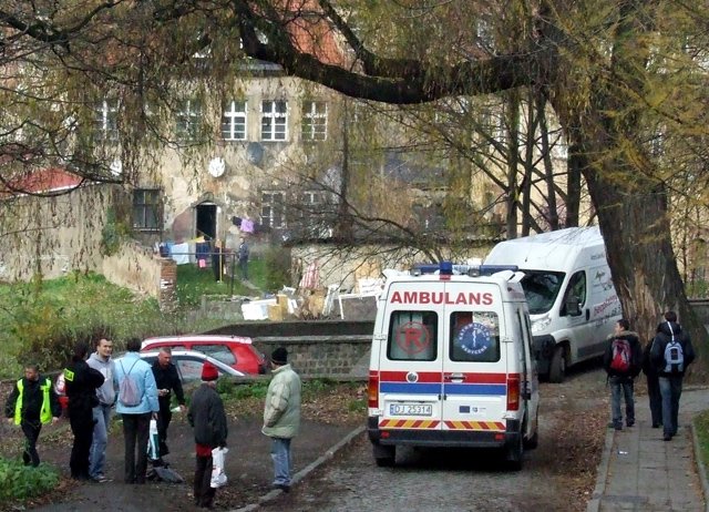 na-pasazu-dla-pieszych-dostawczy-bus-potraci-kobiete-18104