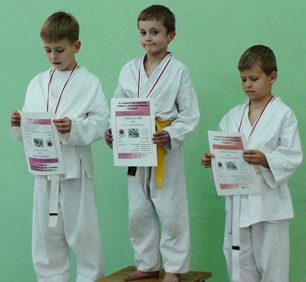 iv-otwarte-mistrzostwa-powiatu-jeleniogorskiego-w-karate-rybarczuk-i-brzozowicz-najlepszymi-zawodnikami-18150