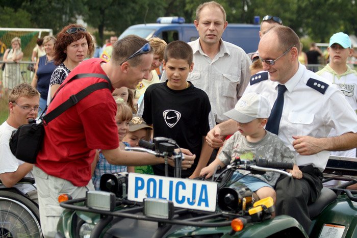 Oblężony przez dzieci i starszych quad podczas festynu policyjnego świadczy o popularności czterokołowców.