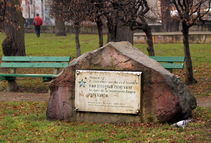 niszczeje-obelisk-tworcy-esperanto-18227