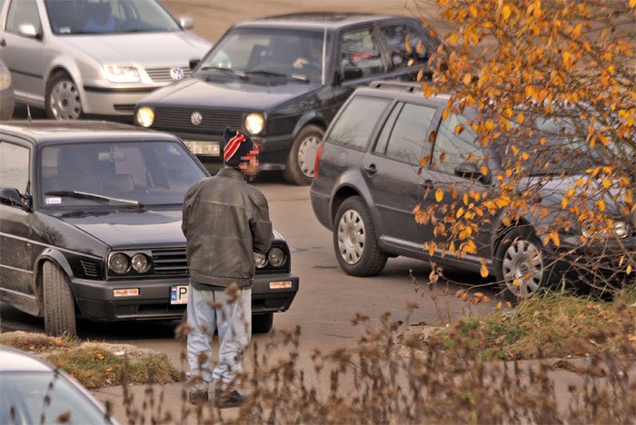 – W tej chwili plac zajmują amatorzy nalewek zajmujący się „ochroną” parkujących samochodów.